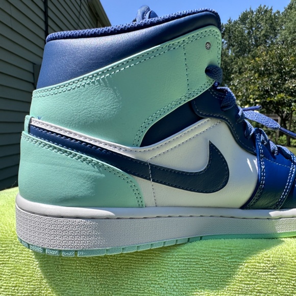 Size 9.5 - Nike Air Jordan 1 Mid Mystic Mens Navy Mint White Sneaker 554724-413 - Picture 13 of 16